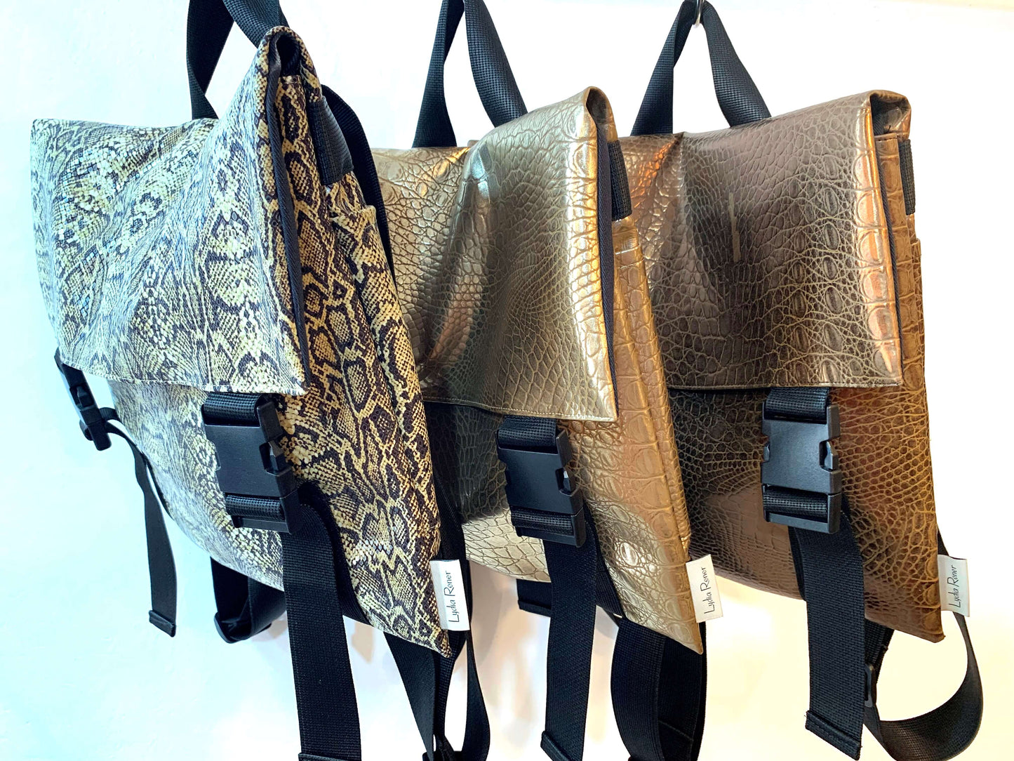 תיק גב מרובע בינוני -נחש |SIZE M- KAVIIM תיק גב|