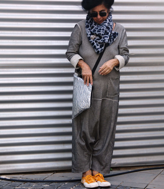 TYVEK- תיק קטן טרפז כסוף ;בד טייבק