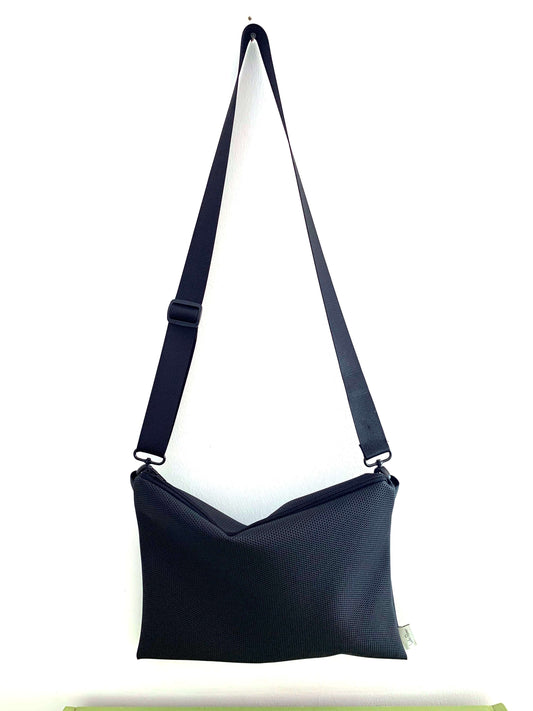 תיק צד עם רוכסן- גודל בנוני- צבע שחור