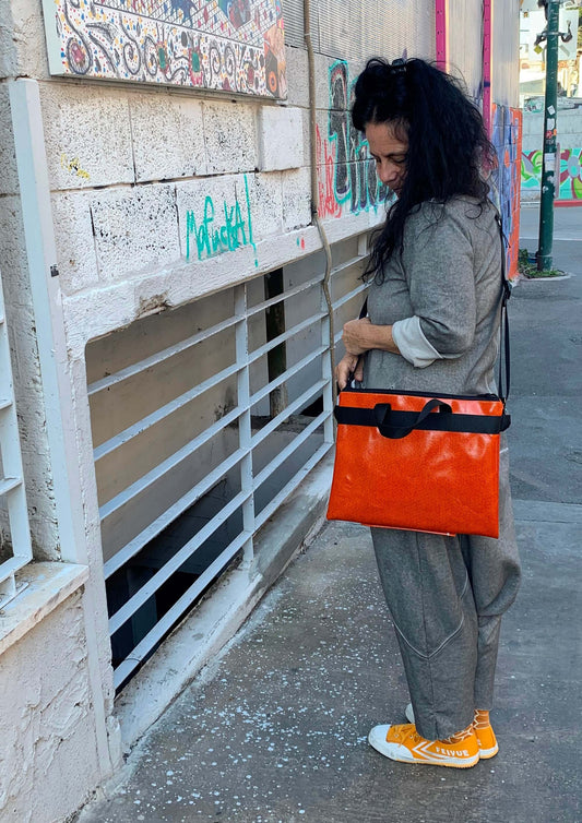 תיק מחשב - גודל בנוני- צבע כתום