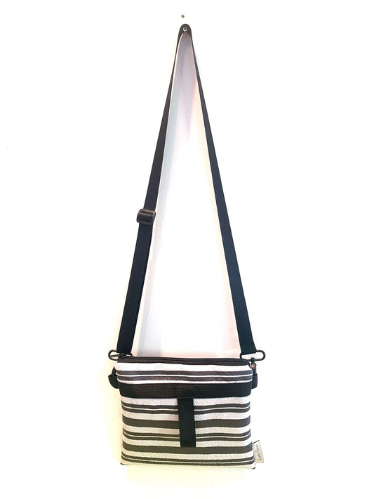 תיק קטן מרובע עם רוכסן- שחור