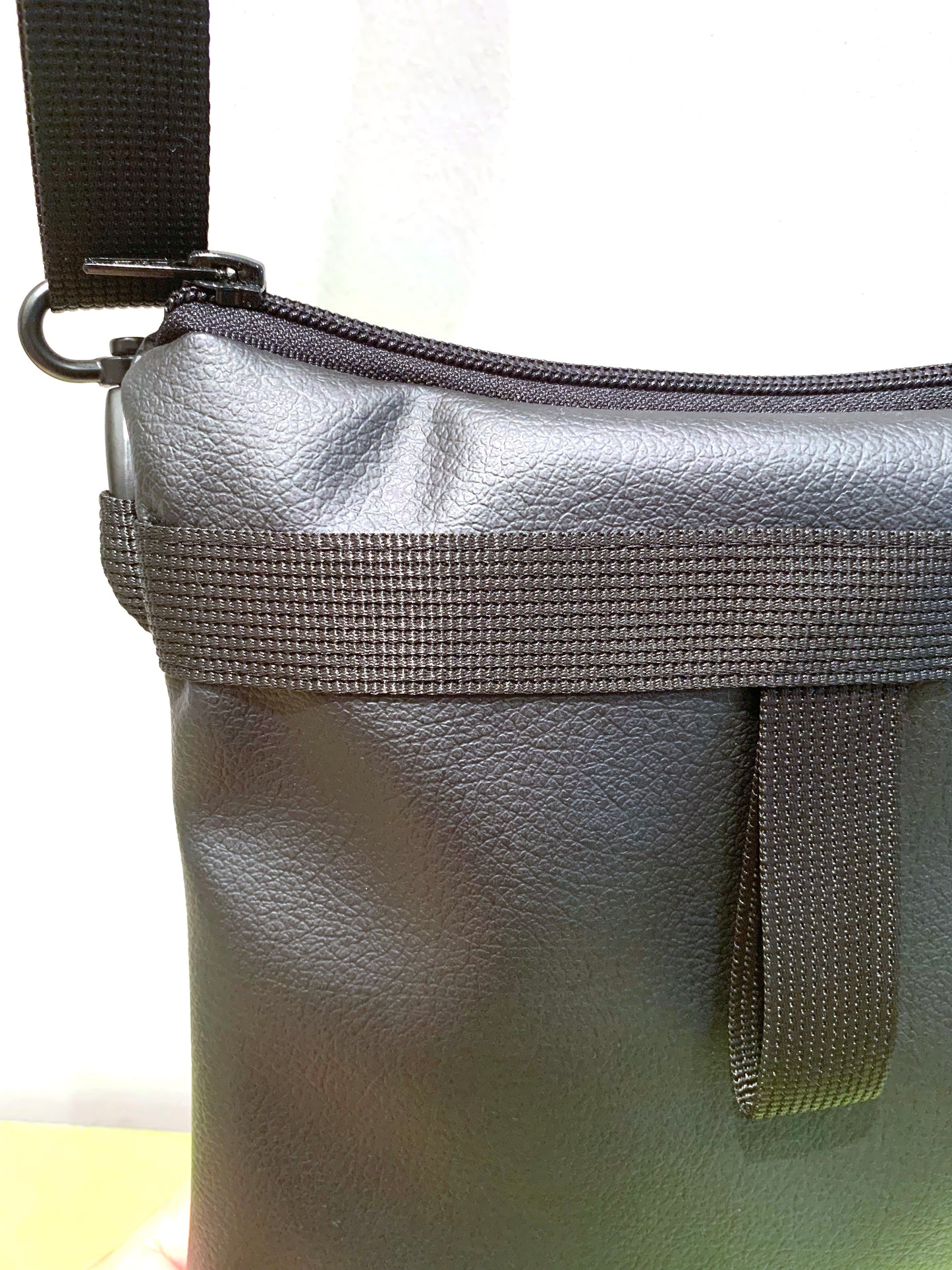 תיק קטן מרובע עם רוכסן- שחור