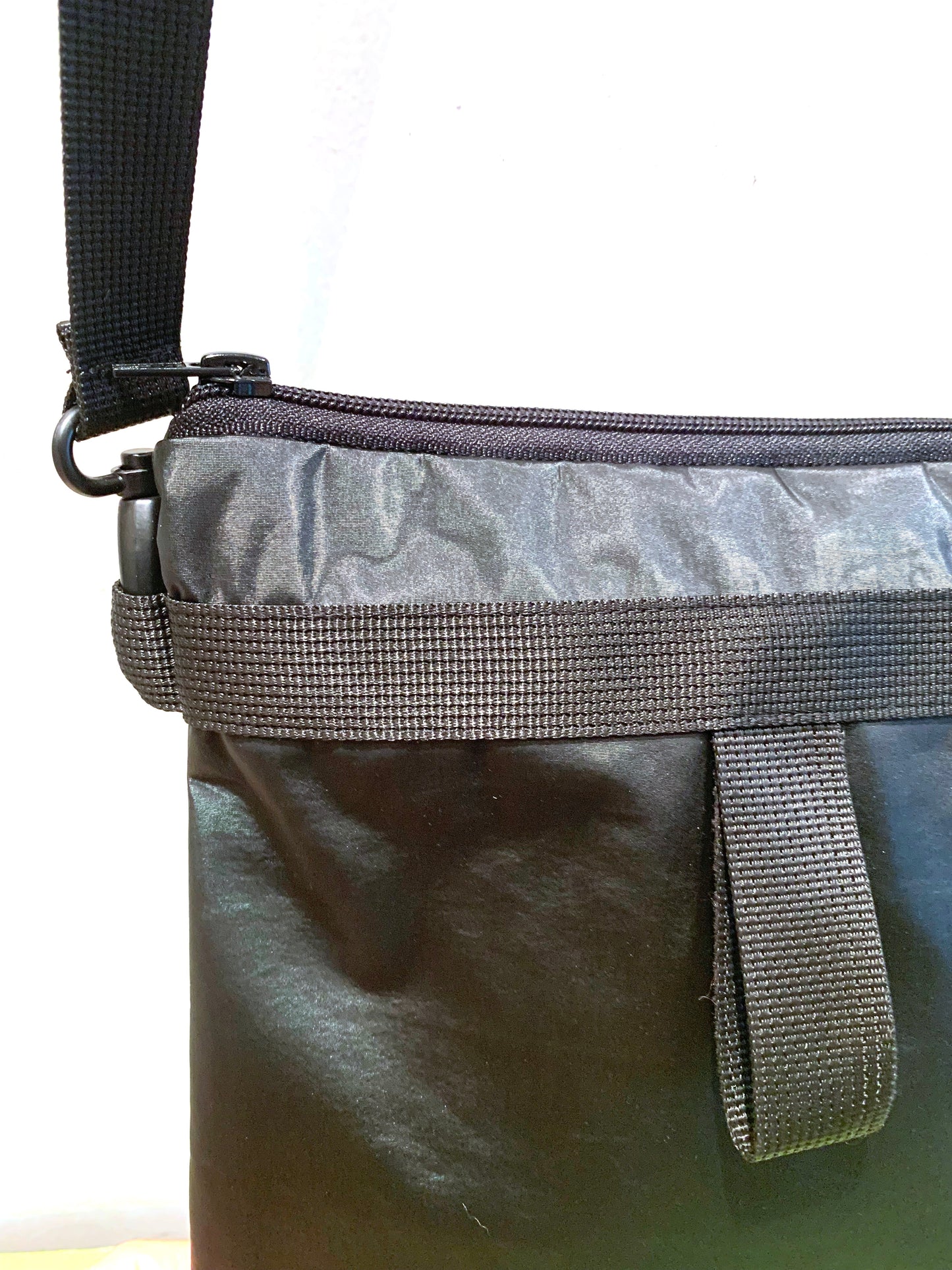 תיק קטן מרובע עם רוכסן- שחור